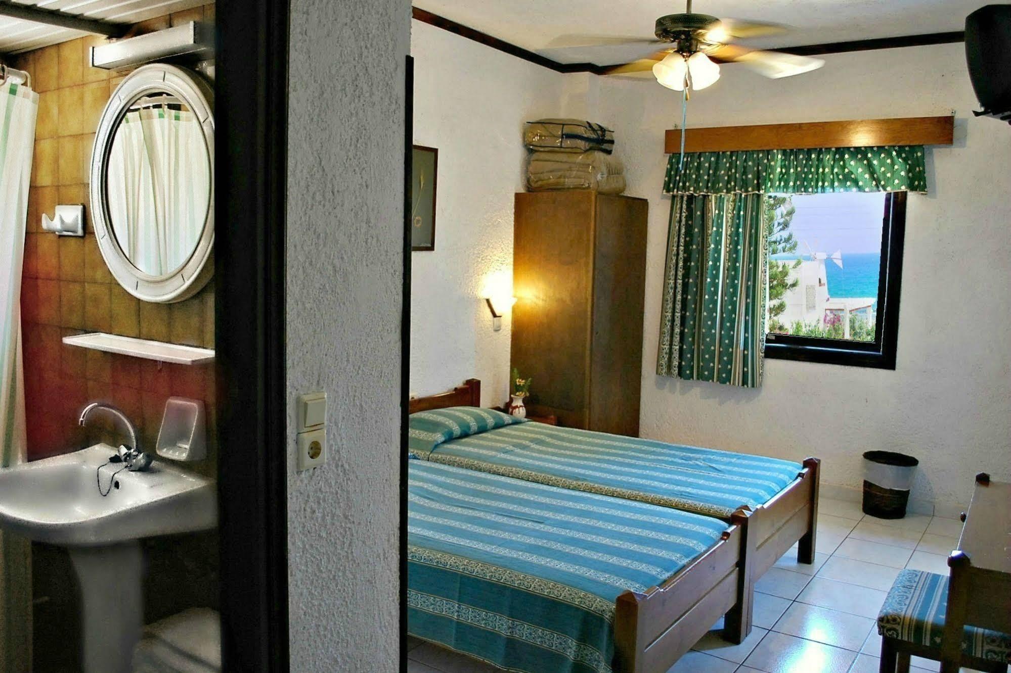 Iliostasi Beach Apartments Hersonissos  Bagian luar foto