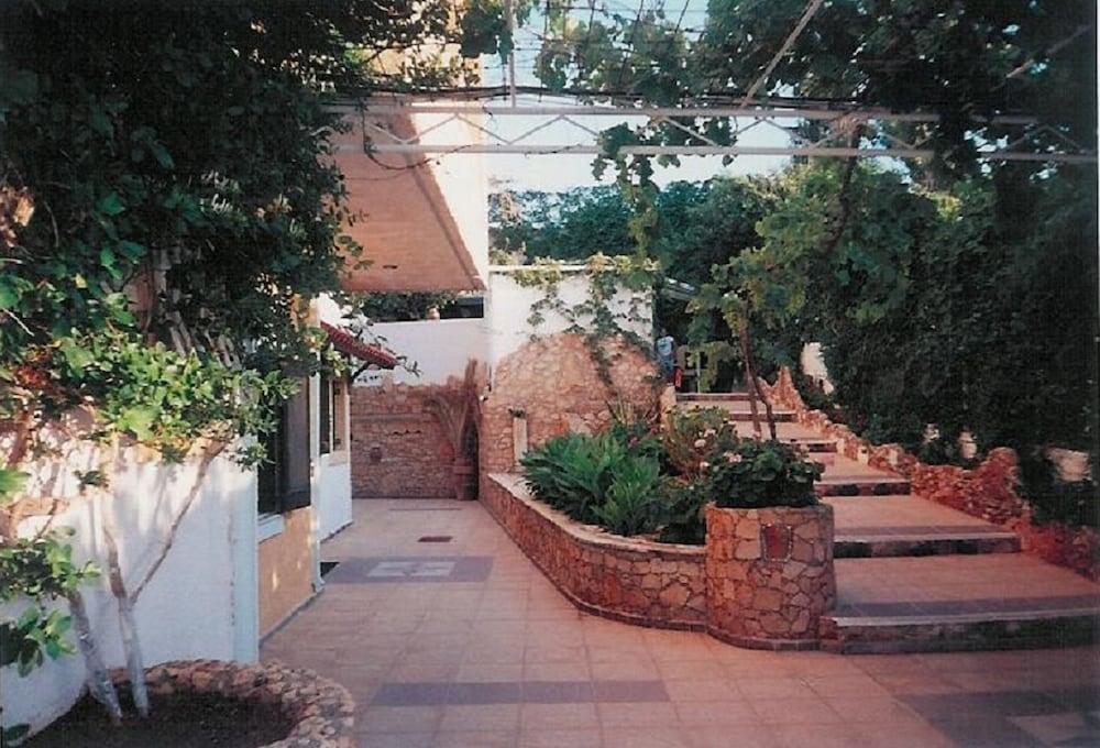 Iliostasi Beach Apartments Hersonissos  Bagian luar foto